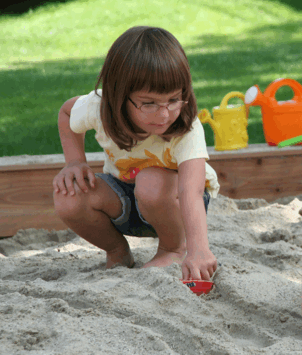 kinder sand spielen